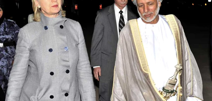 Sultanul Omanului, Qaboos bin Said, merge alături de secretarul american de stat, Hillary Clinton, în timpul unei vizite a acesteia la Muscat.