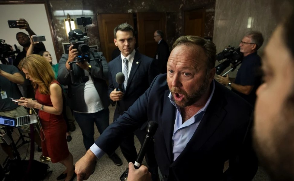 1,5 miliarde de dolari despăgubiri pentru un fake news. Complotistul Alex Jones, executat silit în Statele Unite