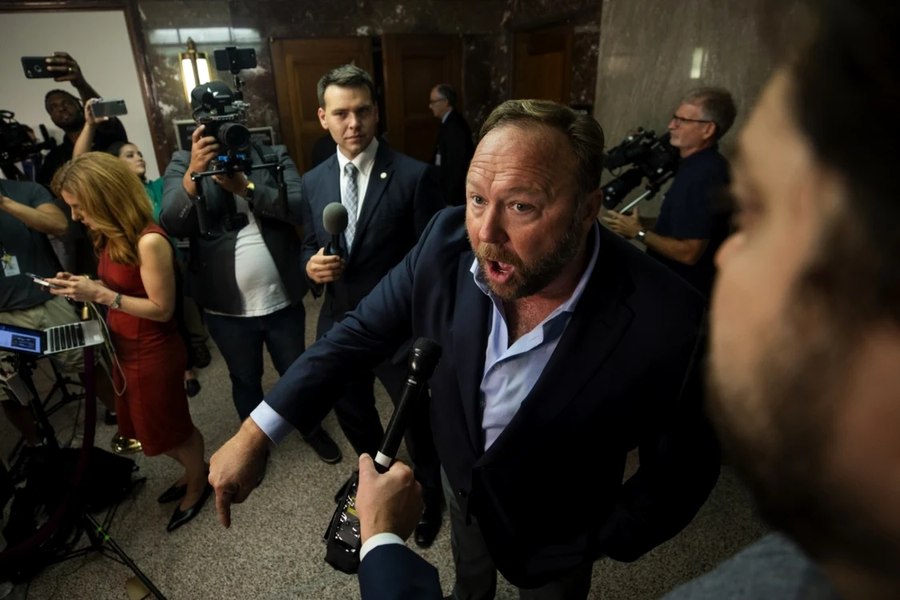 Conspiraționistul Alex Jones, susținător al lui Călin Georgescu, trebuie să plătească daune de aproape 1,5 miliarde de dolari. Faptele grave de care a fost acuzat