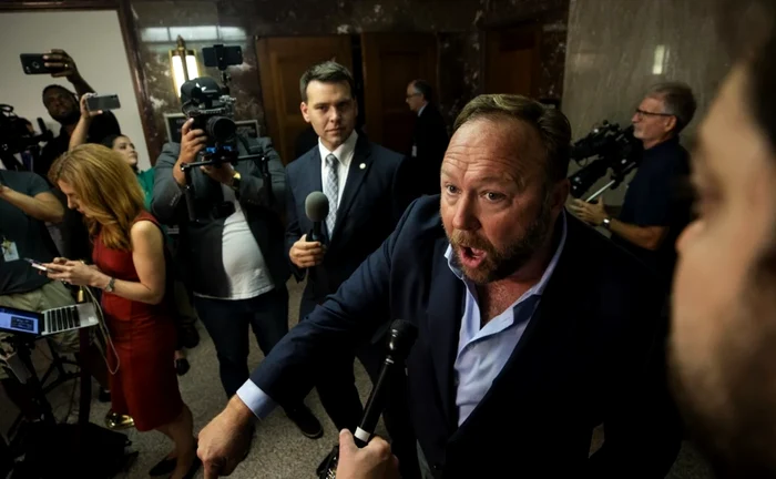 Alex Jones este implicat în mai multe controverse în SUA. FOTO EPA-EFE