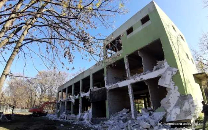 Clădirea fantomă din Parcul Corvin este demolată. FOTO: Daniel Guţă.ADEVĂRUL.