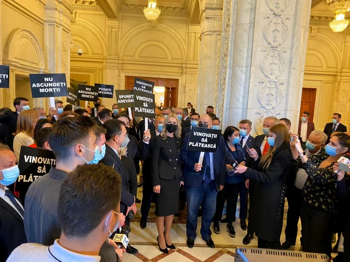 Social-democraţii cu făcut, marţi, un protest spontan în Parlament. FOTO: Arhivă