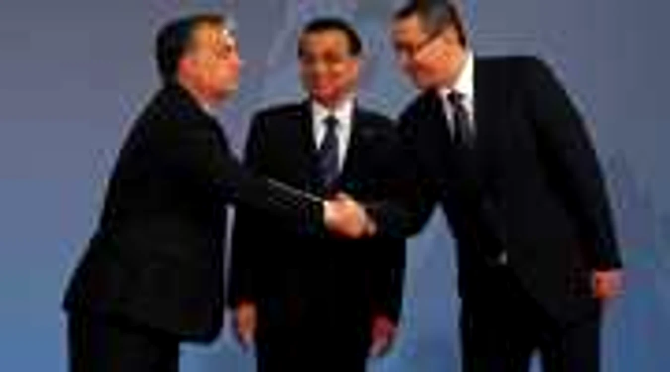 Premierul maghiar Viktor Orban, dând mână Victor Ponta, pe 26 noiembrie 2013 (în centru: premierul chinez Li Keqiang )