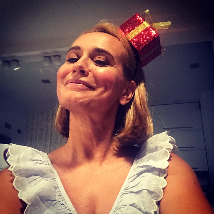 
    Andreea Esca, alături de câteva din femeile care au făcut istorie în televiziunea de la noi, printre care Mona Nicolici și Cristina Liberisfoto: arhivă personală  