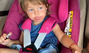 Eva a început să se joace cu rujurile mamei ei jpeg