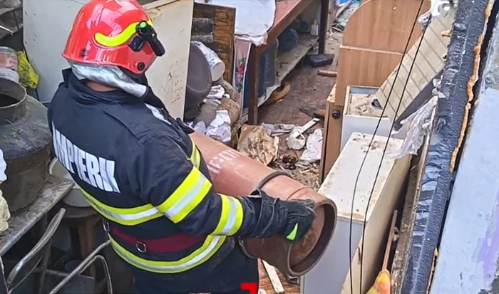 Pompierii au descoperit 8 butelii conectate la o centrală termică / foto: captură video
