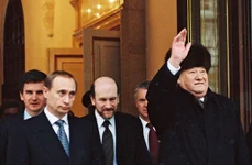 Boris Elțîn părăsește Kremlinul, după ce și-a anunțat demisia, la 31 decembrie 1999, însoțit de premierul Vladimir Putin (foto: Kremlin.ru)