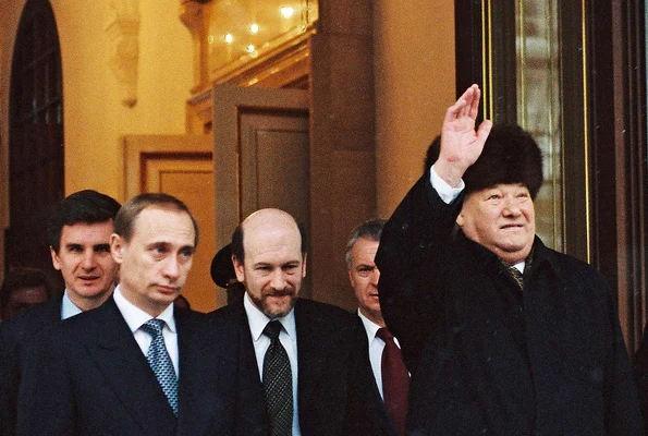 Boris Elțîn părăsește Kremlinul, după ce și-a anunțat demisia, la 31 decembrie 1999, însoțit de premierul Vladimir Putin (foto: Kremlin.ru)