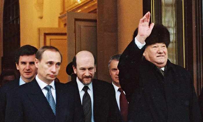 Boris Elțîn părăsește Kremlinul, după ce și-a anunțat demisia, la 31 decembrie 1999, însoțit de premierul Vladimir Putin (foto: Kremlin.ru)
