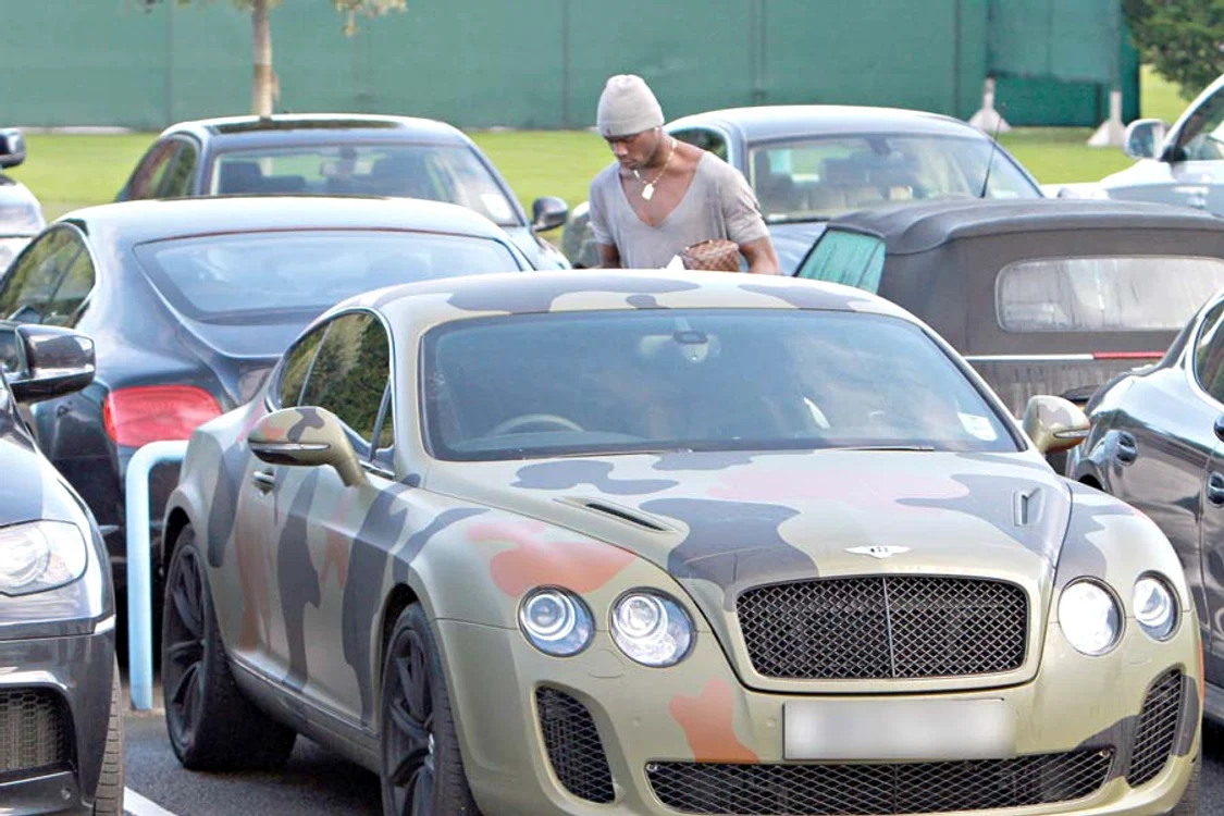 
    Balotelli şi-a şocat  colegii cu noua  sa maşină  