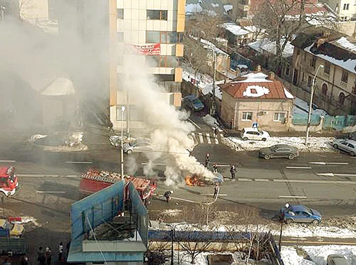 Autoturismul a ars aproape complet până când au venit pompierii