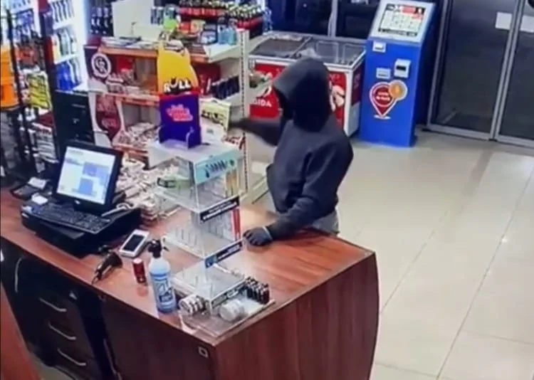 Un hoț cu cagulă l-a ameninţat cu un cuţit pe angajatul unei benzinării. Câți bani a luat din casa de marcat