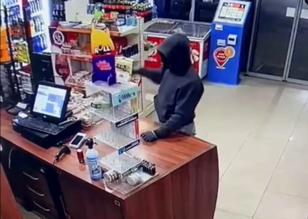Hoțul cu cagulă l-a convins pe angajat să-i dea banii FOTO: captură video