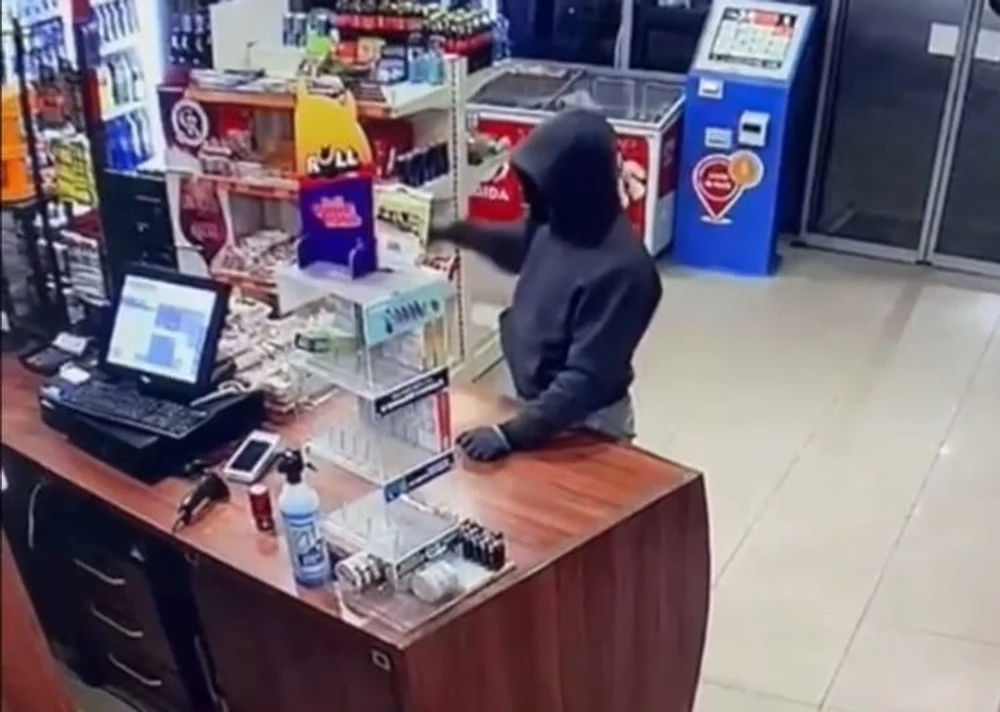 Un hoț cu cagulă l-a ameninţat cu un cuţit pe angajatul unei benzinării. Câți bani a luat din casa de marcat