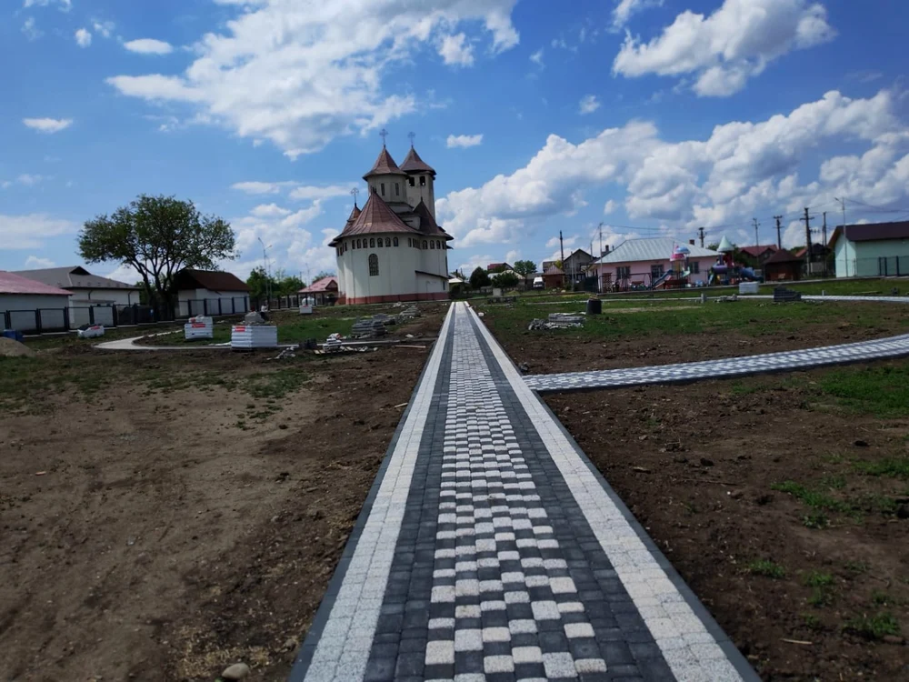 Peste mormintele din vechiul cimitir din Stănilești au fost construite alei FOTO Vremea Nouă