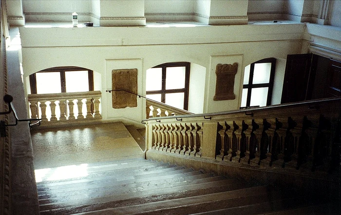 Monumente încastrate în pereții bibliotecii din Viena. Wikipedia.