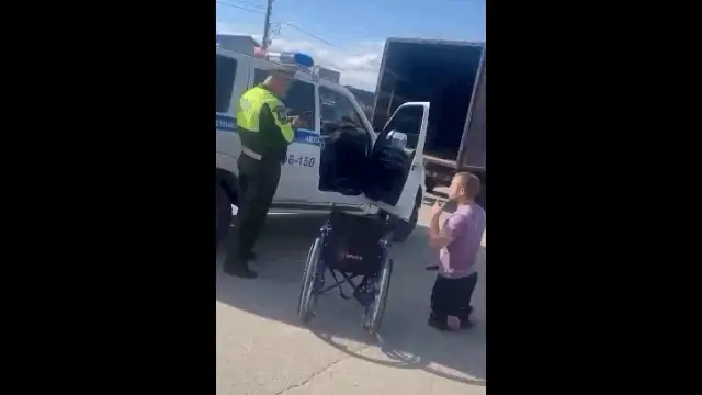 Un veteran rus rămas fără piciorare în războiul din Ucraina a ataca cu un cuțit polițiștii care făceau razii pe străzi