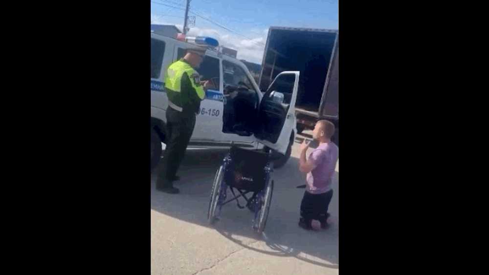 Un veteran rus rămas fără piciorare în războiul din Ucraina a ataca cu un cuțit polițiștii care făceau razii pe străzi 