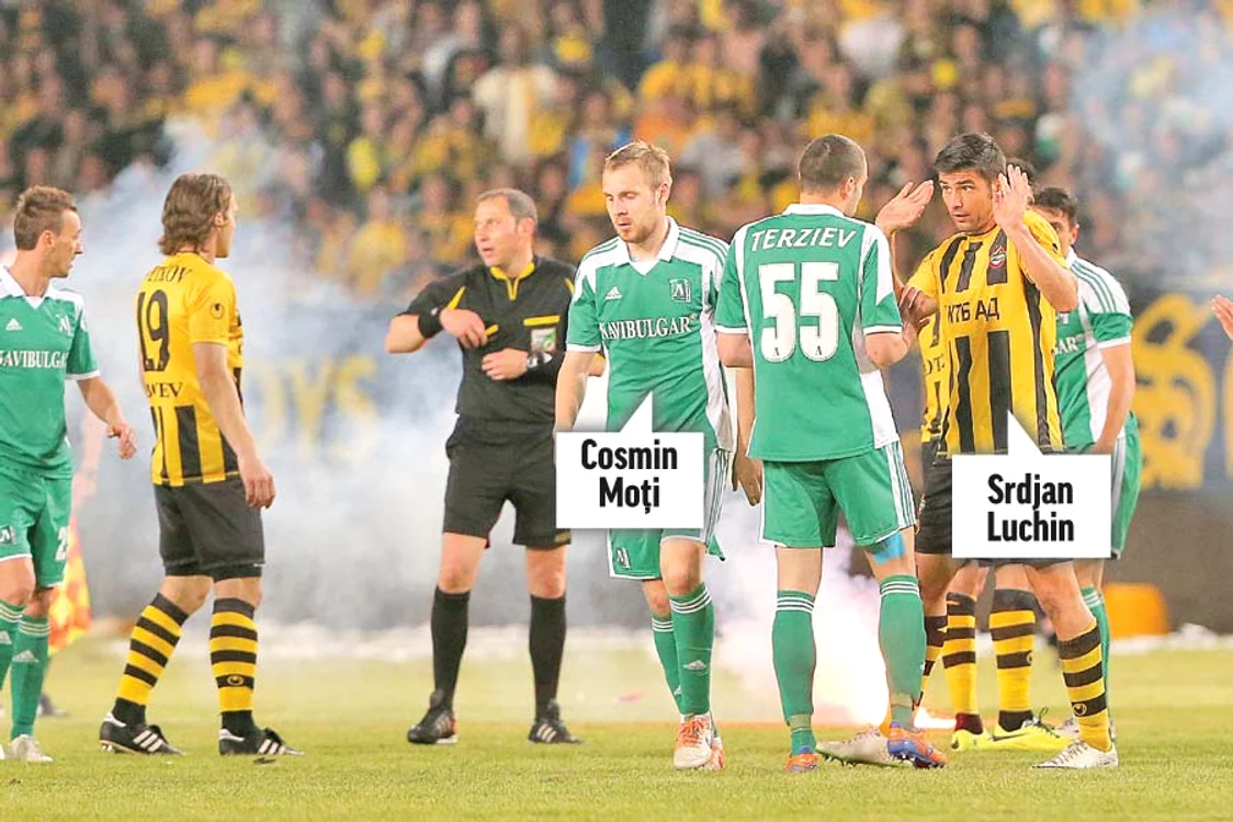 Jocul a fost oprit de două ori, lângă Moţi şi Luchin aterizând pe gazon torţe şi fumigene (Fotografii: sportal.bg)