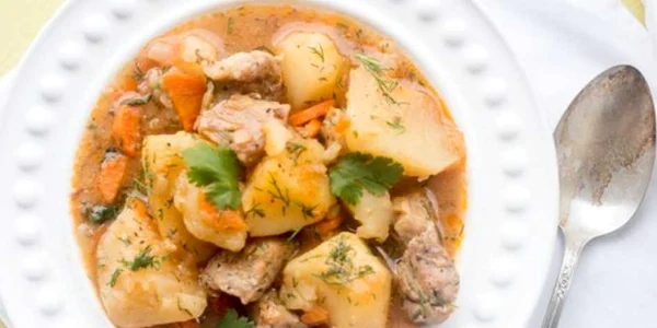 cartofi inabusiti cu carne de porc