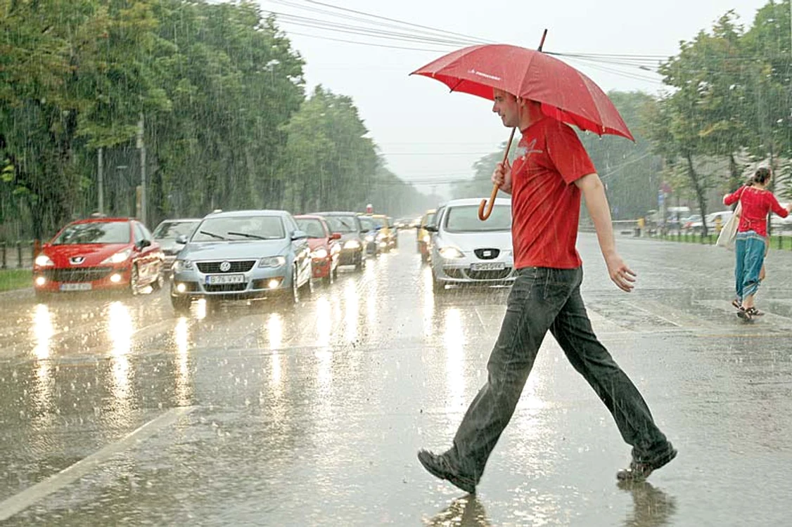 
    Umbrela n-ar trebui  să ne lipsească la  plimbările din weekend  