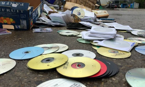 cd uri distruse foto igpr