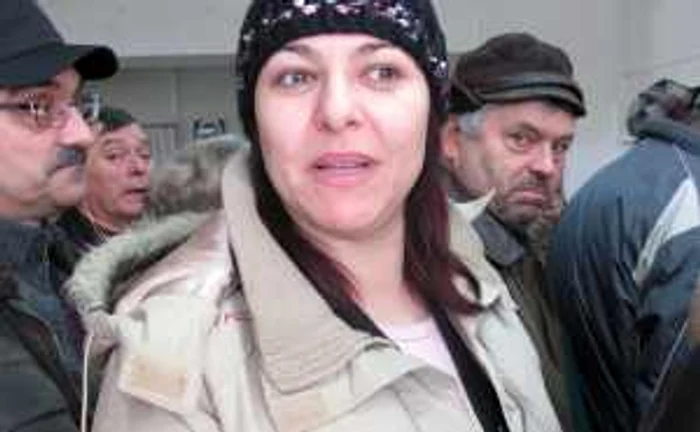 Zeci de persoane formează cozi la CJAS în fiecare zi