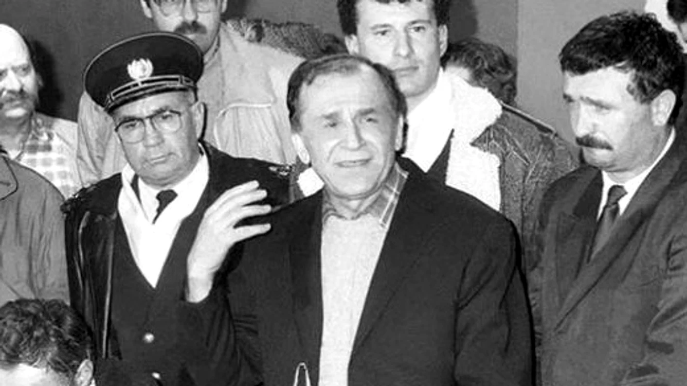
    La 29 de ani de la Revoluție, fostul preşedinte Ion Iliescu, Gelu Voican Voiculescu, Iosif Rus şi Emil (Cico) Dumitrescu au fost inculpaţi în Dosarul RevoluţieiFOTO: adevarul.ro  