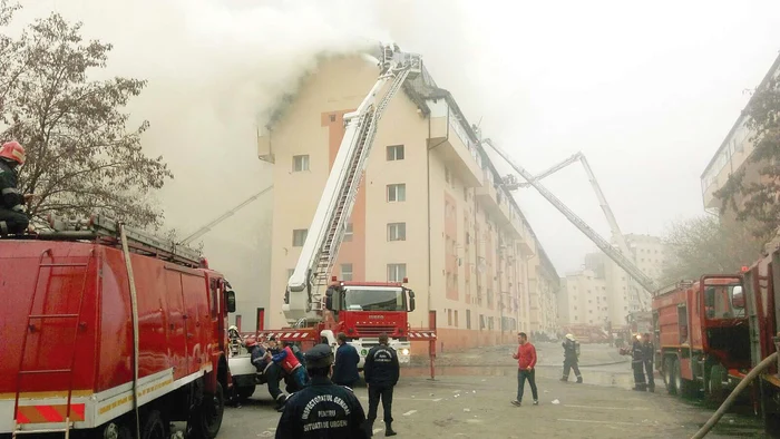 
    Pentru a stinge focul de la mansardă, forțele de  intervenție au fost nevoite să folosească scări speciale Foto: Sever Gheorghe  