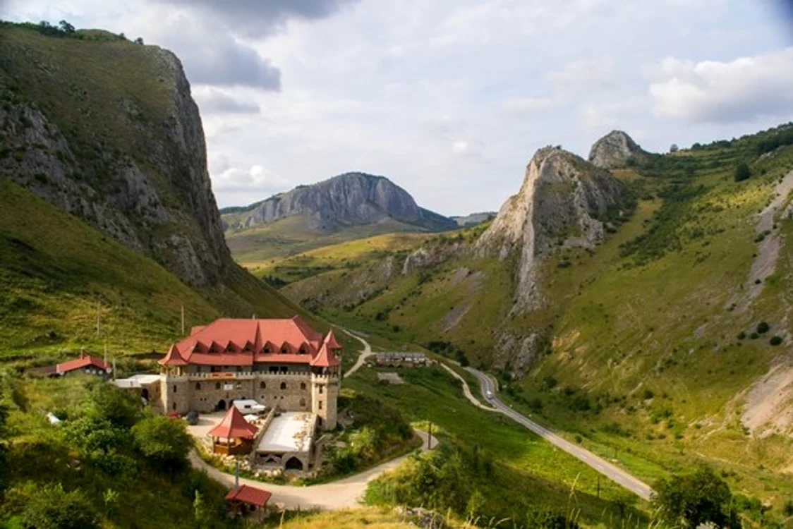 
    Castelul Templul Cavalerilot, de pe Cheile Vălișoarei, unul dintre obiectivele turistice intens vizitate  