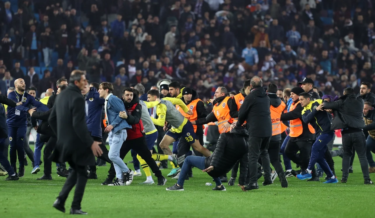 Incidentele de la Trabzonspor-Fenerbahçe au scandalizat lumea fotbalului (FOTO: EPA)