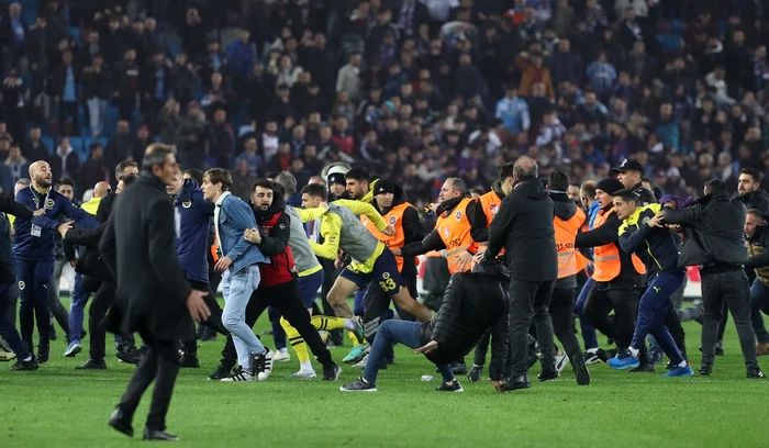 Incidentele de la Trabzonspor-Fenerbahçe au scandalizat lumea fotbalului (FOTO: EPA)