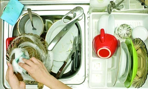 Pentru a prelungi viaţa  vaselor de bucătărie, spală le  imediat după folosire jpeg