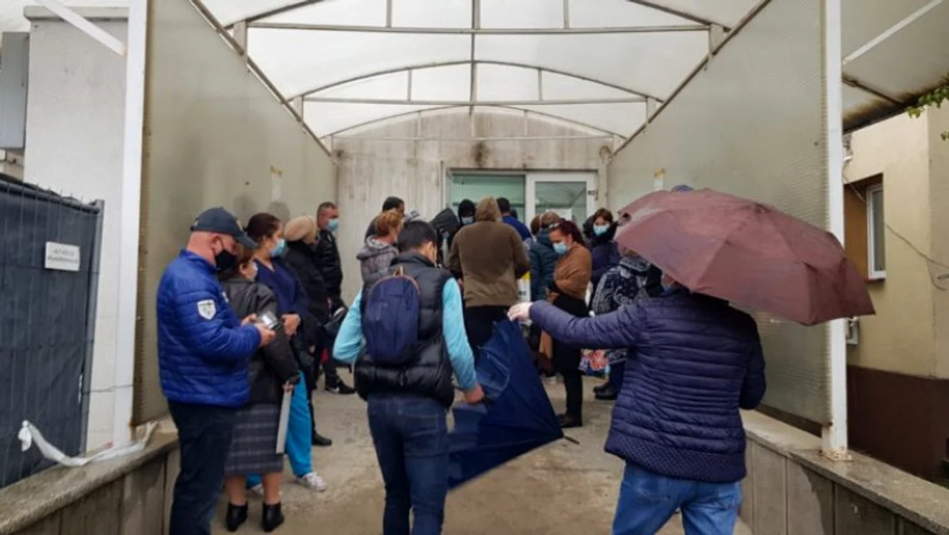 Pacienții au stat în ploaie ca să treacă de triaj