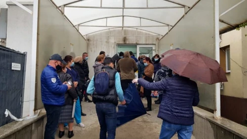 Pacienții au stat în ploaie ca să treacă de triaj