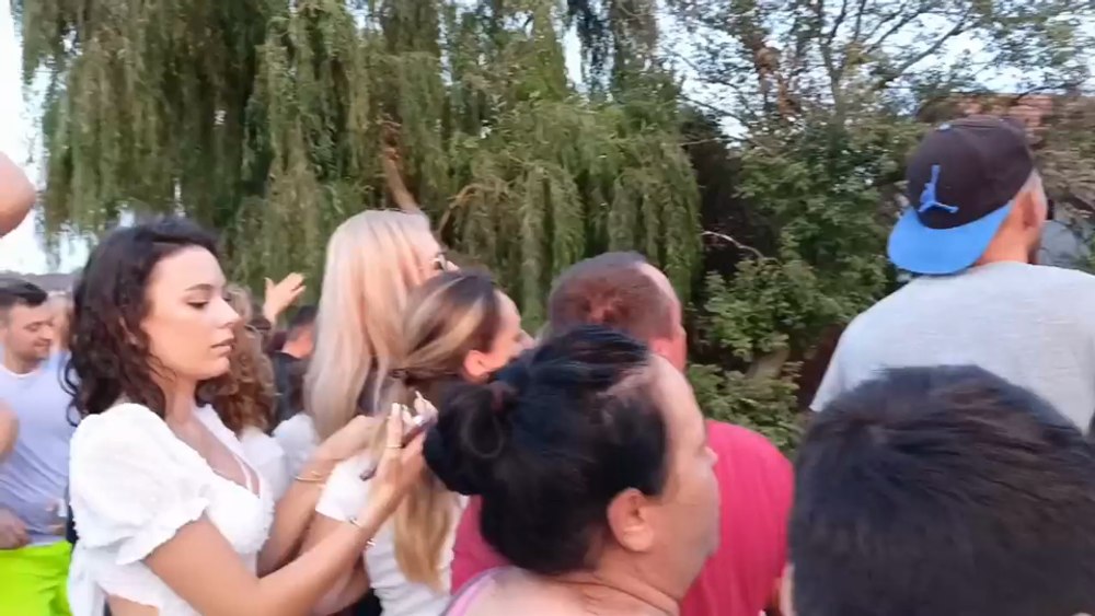 Își riscă viața din curiozitate. Localnici din Buzău au ignorat mesajul Ro-Alert și au ieșit să filmeze urșii VIDEO