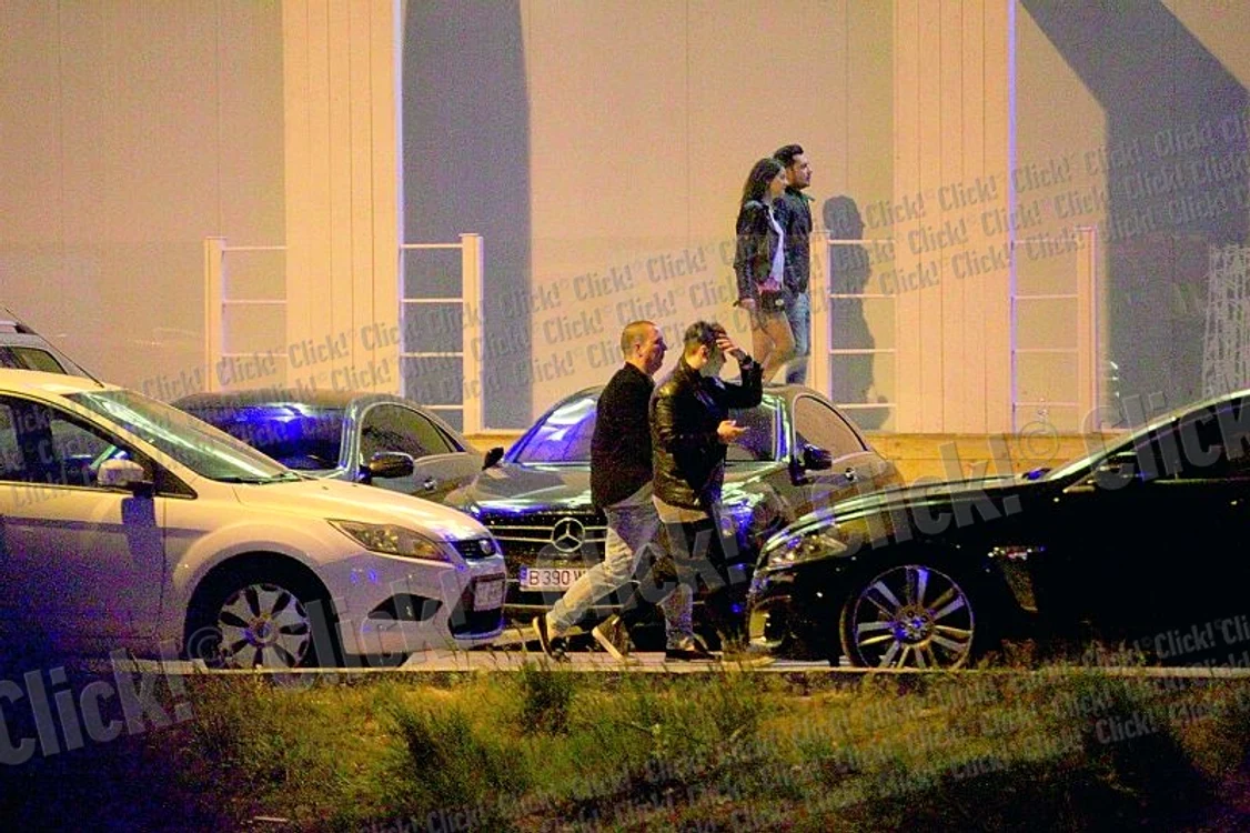 După 30 de minute de aşteptare, a intrat în sfârşit în club (Fotografii: Mihai Ionescu)