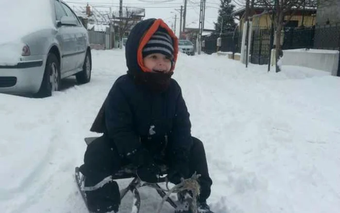 Copiii trebuie încurajaţi ca la plimbările în aer liber, iarna, să se mişte cât mai mult FOTO: arhiva Adevărul