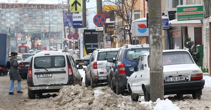 Unii şoferi şi-au făcut loc prin troiene