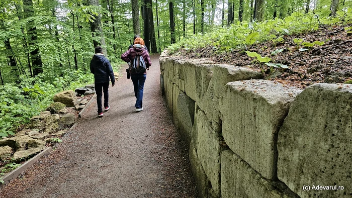 VIDEO Sarmizegetusa Regia, cetatea adorată de turiști: „Este o bijuterie ascunsă în mijlocul pădurii. Ne-a purtat înapoi în timp”