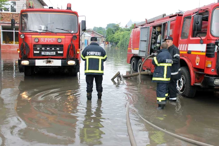 Pompierii sunt pregătiţi să intervină dacă apele ies din matcă FOTO Adevărul