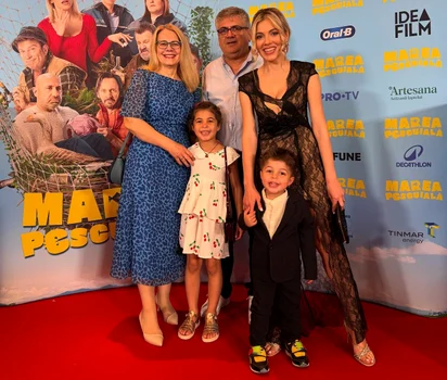 Andreea Ibacka are ajutor de nădejde în părinții ei care stau adesea cu cei doi copii ai săi