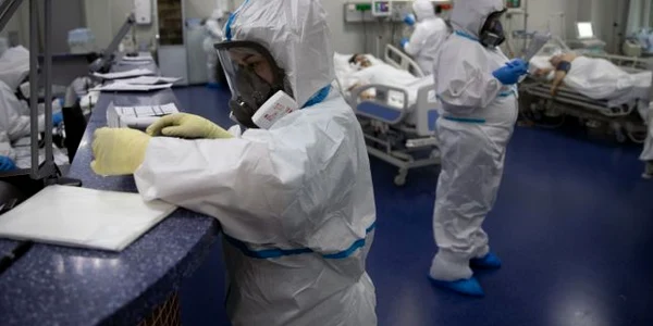 Medici pacient coronavirus COVID 19 pandemie spital terapie intensivă FOTO Profimedia