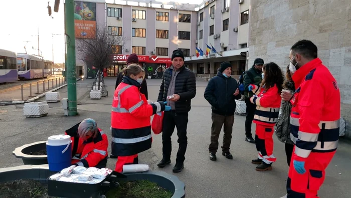 Echipa de voluntari de la Serviciul Maltez, la Gara de Nord FOTO Ş.Both