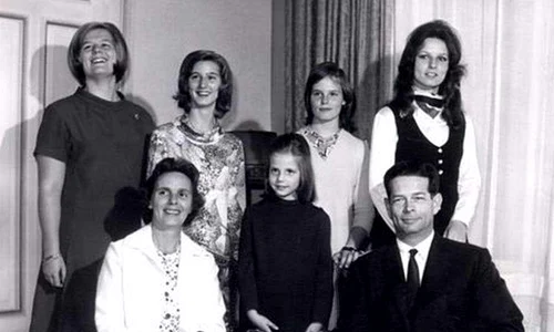 Familia Regala a Romaniei  Regele Mihai, Regina Ana, Principesa Elena, Principesa Irina, Principesa Maria, Principesa Sofia si Principesa Margareta   Casa Regala jpg