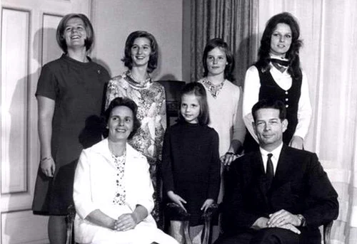 Familia Regala a României: Regele Mihai, Regina Ana, Principesa Elena, Principesa Irina, Principesa Maria, Principesa Sofia și Principesa Margareta. FOTO: Casa Regală