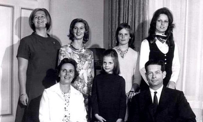 Familia Regala a Romaniei  Regele Mihai, Regina Ana, Principesa Elena, Principesa Irina, Principesa Maria, Principesa Sofia si Principesa Margareta   Casa Regala jpg