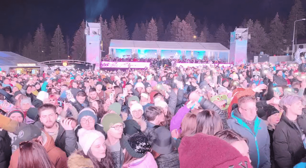 Poiana Brașov s-a umplut de lume la Massif. Vedetele care au făcut senzație în prima zi de festival FOTO VIDEO