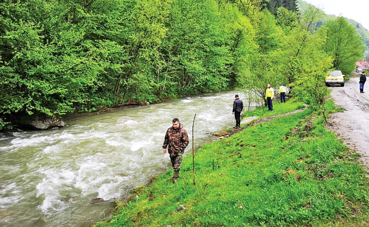 
    Anchetatorii nu exclud varianta ca micuţa să se fi înecat în râul RuscovaFoto: IPJ Maramureş  