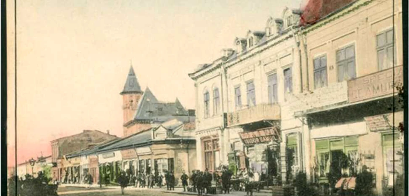 Expoziţia cuprinde 121 de cărţi poştale ilustrate datând din perioada interbelică